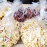 ...pacchi di taralli, cartellate, cavatelli e pomodori secchi...